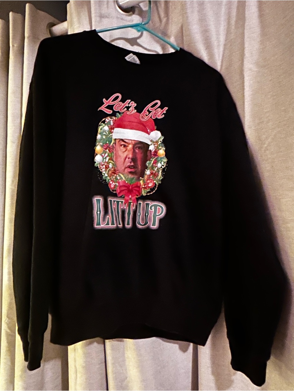 Gildan Black Crewneck Sweatshirt with Festive Wreath Graphic